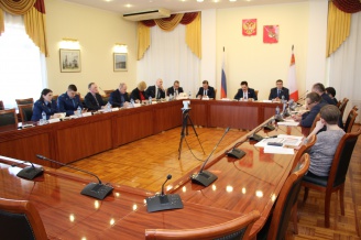 Перспективы ремонтов муниципальных дорог и мостов обсудили в Законодательном Собрании области