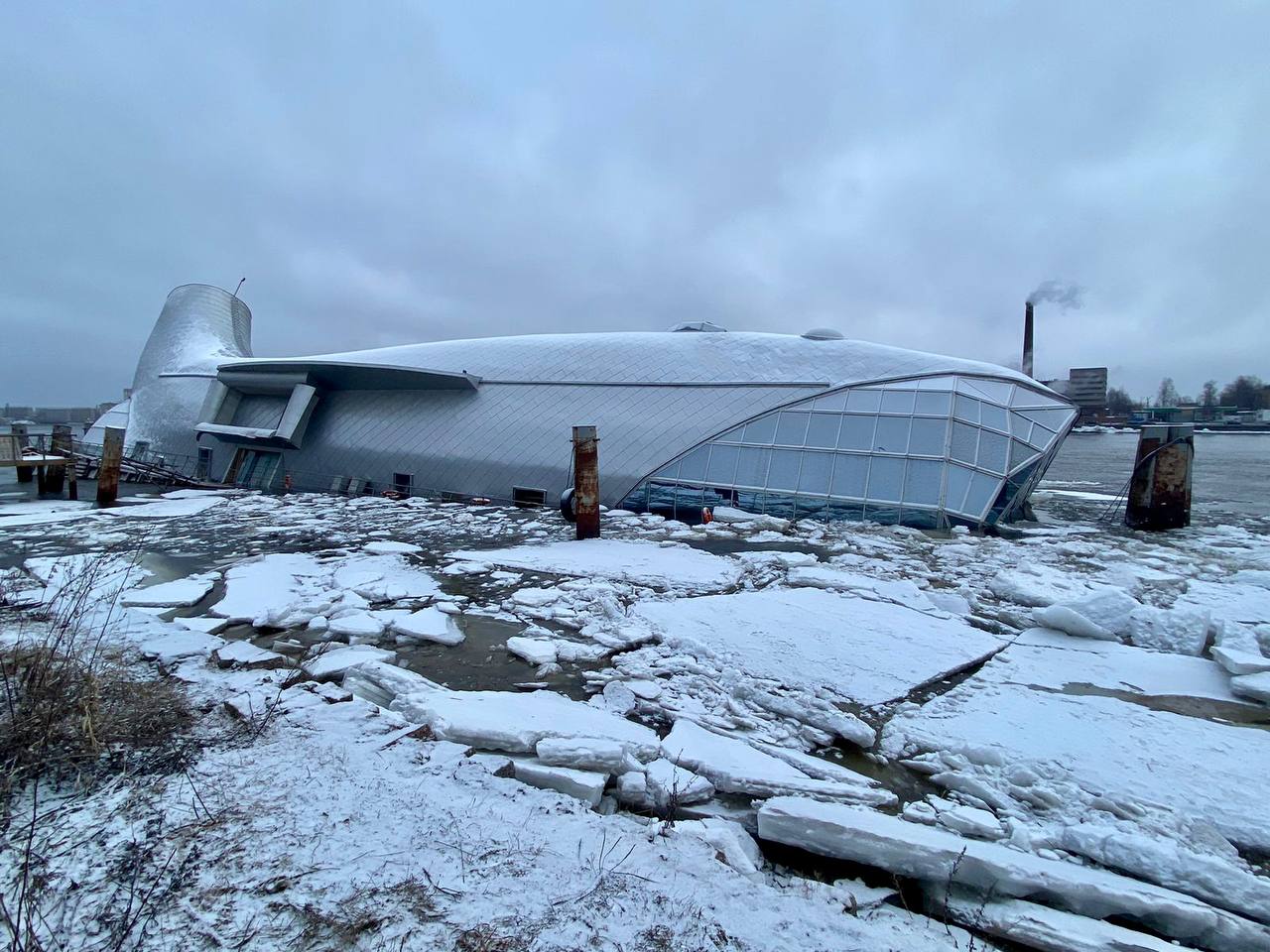 В Санкт-Петербурге затонул плавучий ресторан «Серебряный кит»